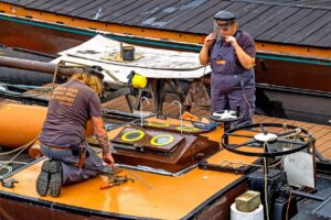 workers, barge, houseboat-2657000.jpg
